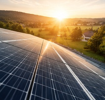 Solarmodule im Abendlicht