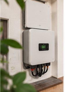 Moderne Heiztechnik – Wechselrichter und Wärmepumpen-Technik an der Hauswand